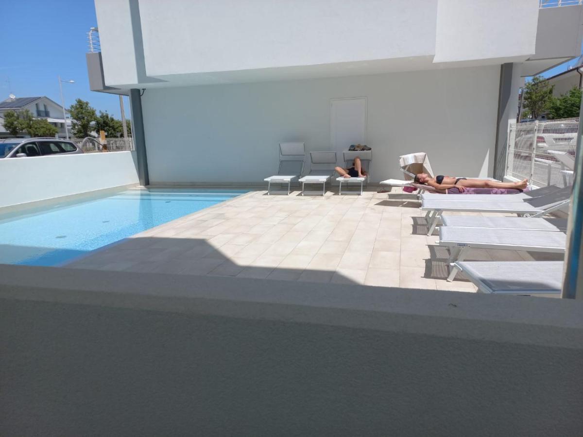 Nuovo Appartamento Con Terrazzo E Piscina ลิโดดิเยโซโล ภายนอก รูปภาพ